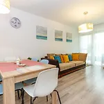 2br Lakeside Haven W Ac By Nw *