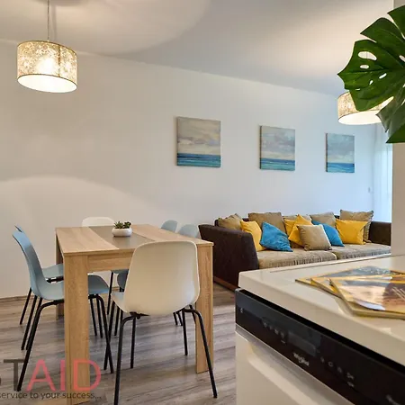2br Lakeside Haven W Ac By Nw *
