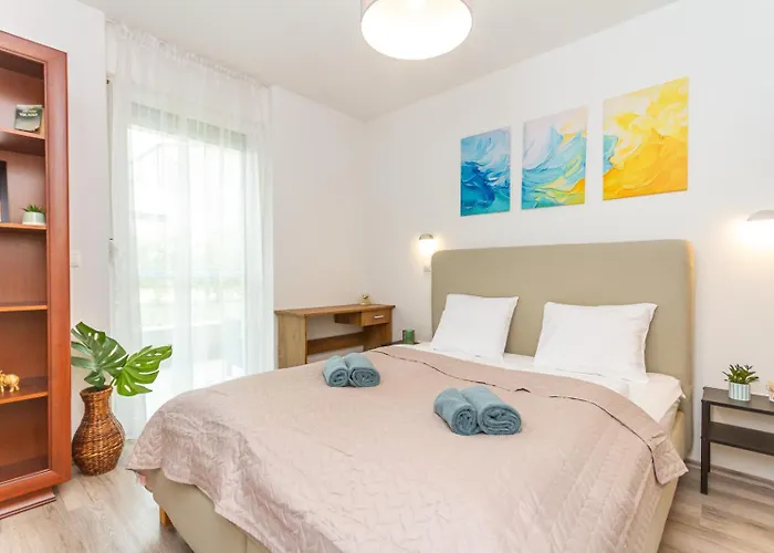 2br Lakeside Haven W Ac By Nw *