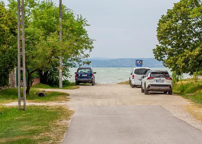 2br Lakeside Haven W Ac By Nw *